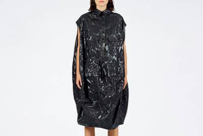 Платье модного бренда за десятки тысяч рублей сравнили с мусорным пакетом