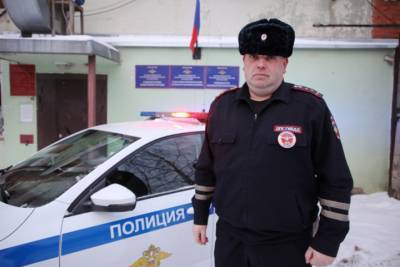 Пскович спас семейную пару из попавшей в ДТП дымящейся машины