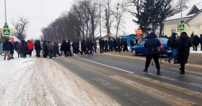 В Черновицкой области люди перекрыли дороги из-за высоких тарифов (фото)