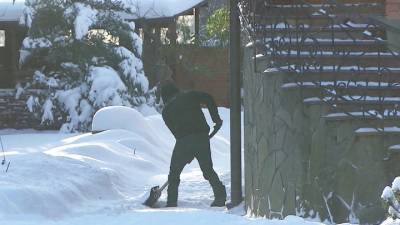 Жители Подмосковья жалуются на травмы и аварии из-за плохой уборки снега