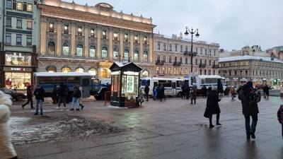 В Петербурге к месту проведения акции в поддержку Навального стягивают полицию