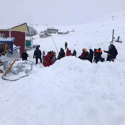 На курорте Домбай шесть человек спаслись после схода лавины