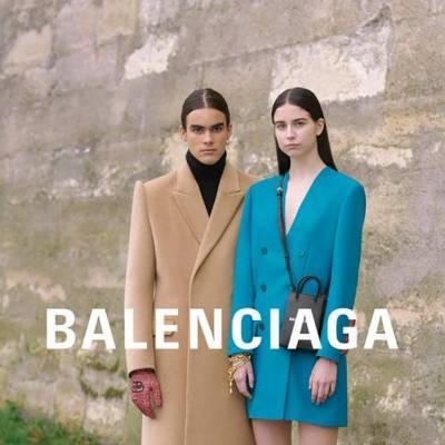 Микротренд: Balenciaga выпустили необычную коллекцию заколок для волос