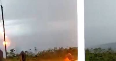 Бразилец снял на мобильный, как его компанию поражает молния