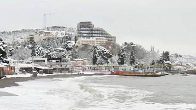 В Крыму устраняют последствия мощного снегопада