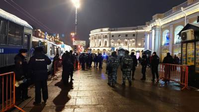 Участников акции в поддержку Навального задерживают у Гостиного двора
