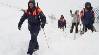Непогода осложнила проведение спасательных работ в КЧР после схода лавины