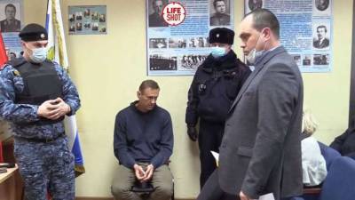 Российский суд отправил Навального за решетку