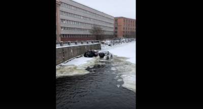 Петербургский экстремалы на дорогих вездеходах поломали лёд на Смоленке