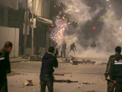 В Тунисе третьи сутки продолжаются беспорядки: в города введены войска, арестованы более 600 человек