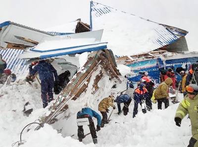 Количество спасателей, которые ведут поиски на месте схода лавины в КЧР, увеличили до 233