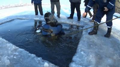 Перед Крещением воронежские спасатели очистили дно водоёмов от мусора
