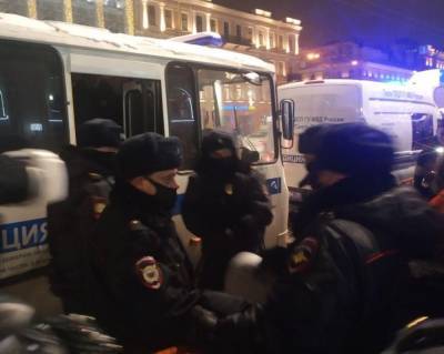 В РФ начались протесты в поддержку Навального: Людей задерживают