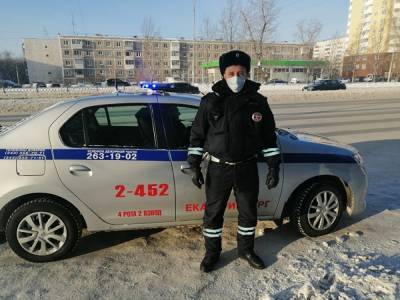 В Екатеринбурге инспекторы ГИБДД помогли пенсионерке, упавшей на скользком тротуаре