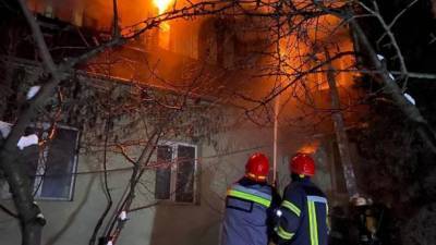 В Дарницком районе Киева горит трехэтажный жилой дом, - ГСЧС