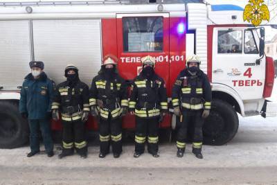 Пожарные Твери спасли из огня женщину и её питомцев