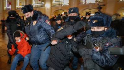 В Москве, Химках и Петербурге - задержания сторонников Навального