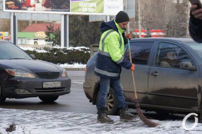 Как на улицах Одессы убирают снег и лед? (фото)