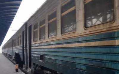 "Укрзализныця" влипла в очередной скандал: пассажиры показали "условия" в вагоне – "Вся постель была мокрая"