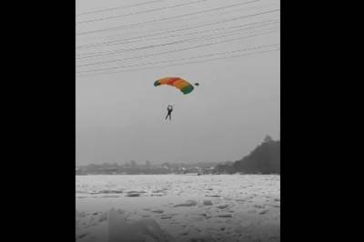 Видео: в Петербурге парашютисты спрыгнули с жилой высотки на замерзшую Неву