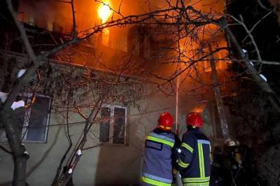 В Киеве загорелся трехэтажный дом