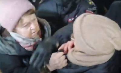 В Петербурге пожилые женщины подрались из-за Путина и Навального