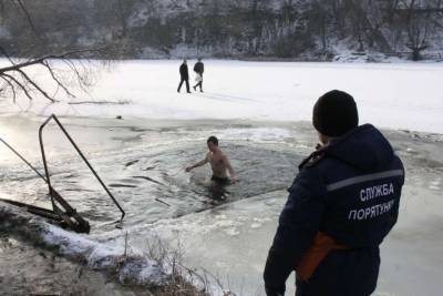 Украинцам напомнили правила купания на Крещение