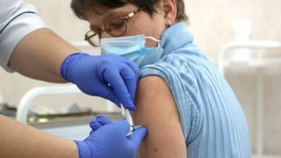 В очередь за прививкой: в России набирает обороты массовая вакцинация от COVID-19