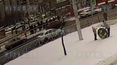 Появилось видео того, как автомобиль в Петербурге въехал в пешеходов