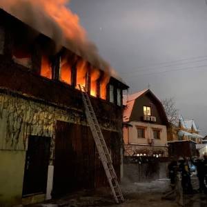 В Киеве загорелся трехэтажный жилой дом: пожарные жалуются на сложности с ликвидацией. Фото