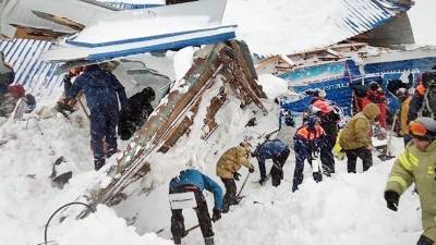 Спасательные работы на месте схода лавины в КЧР приостановили до утра