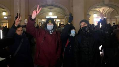 В Петербурге около сорока человек вышли на одиночные пикеты в поддержку Навального.