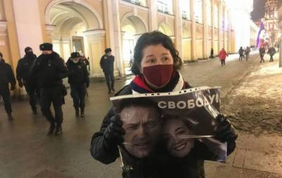 В России на акциях в поддержку Навального задержали более 70 человек