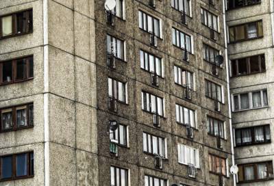 Пенсионерка выпала из окна 15 этажа во Всеволожском районе
