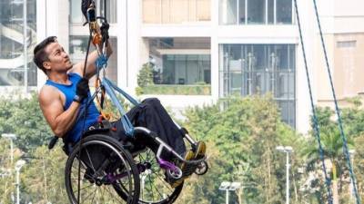 Альпинист Лай Чи-вай взобрался на небоскреб Гонконга в инвалидной коляске