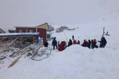 Спасатели достали из-под снега погибшего при сходе лавины в Домбае
