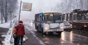 Российский водитель автобуса отобрал у школьницы шапку в счет оплаты проезда