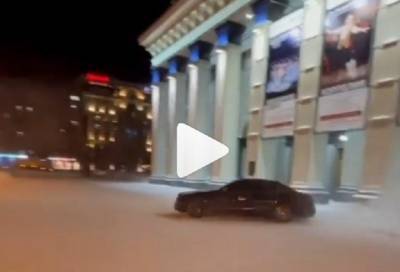 В соцсетях обсуждают наглый дрифт на главном катке Новосибирска