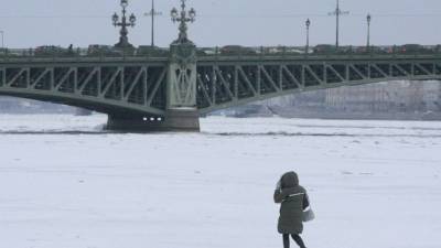 В поисках экстрима: Бесстрашные петербуржцы рискуют жизнью ради зимних развлечений