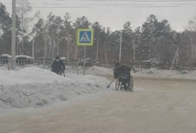 Инвалидам-колясочникам пришлось убирать снег вместо коммунальщиков в Новосибирской области