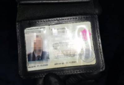 В Киеве задержали полицейского на взятке в $10 тысяч (фото)