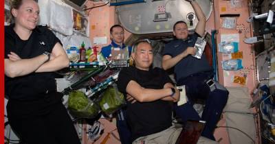 Американские астронавты поделились с россиянами запасами продуктов