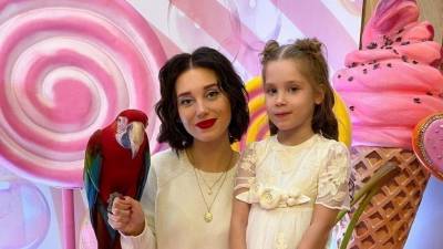 «Счастье невероятное»: Асмус выполнила поддержку с дочкой на катке в Москве