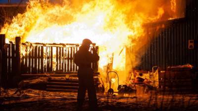 Четыре человека заживо сгорели при пожаре в гаражах в Новосибирске