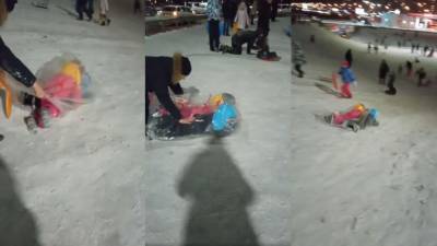 В Киеве отец скатил детей с горки, завернув их в пакет