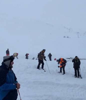 На популярном российском горнолыжном курорте снежная лавина накрыла людей