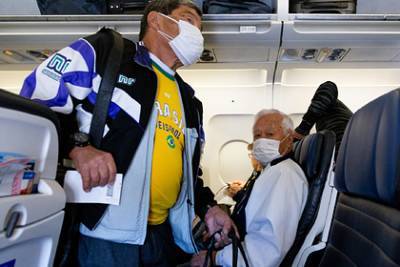 Стюардесса раскрыла секрет комфортного ношения маски в полете