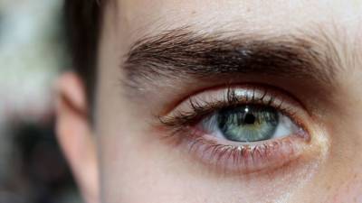Светобоязнь и зуд в глазах могут указывать на коронавирус