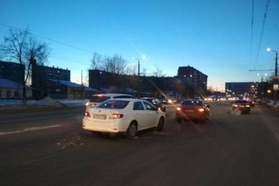 В Челябинске в ДТП с участием трех иномарок пострадала девушка