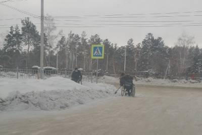 В Сибири инвалидам-колясочникам самим пришлось чистить дорогу от снега. СК начал проверку